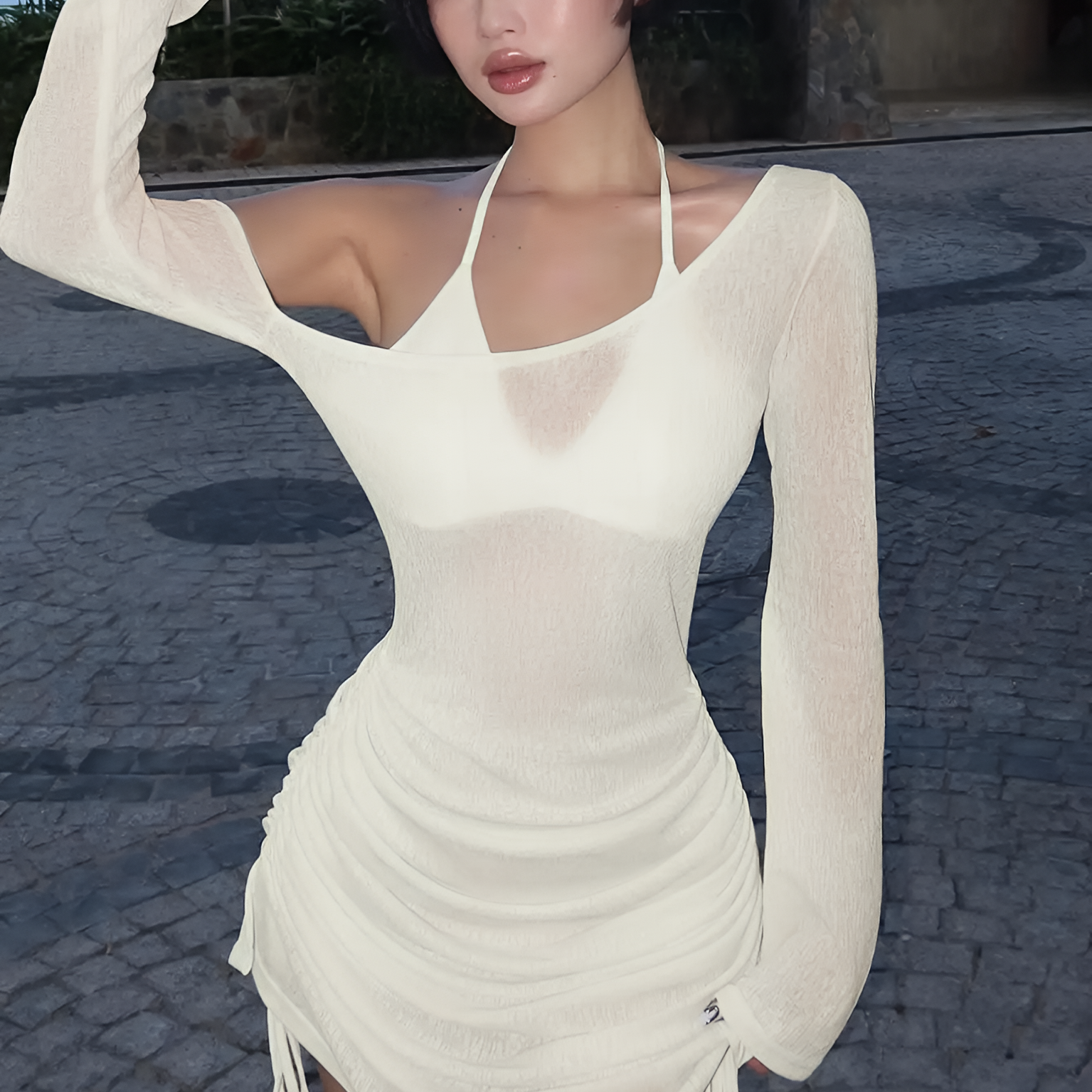 Robe courte transparente froncée à col oblique avec lacets et cordon de serrage pour l'été et les soirées